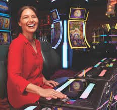 Aplikasi mobile h5.qt777 menampilkan antarmuka live dealer dengan dealer profesional
